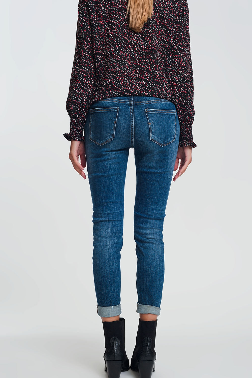 Calça jeans skinny escura lavada de cintura alta com detalhes rasgados