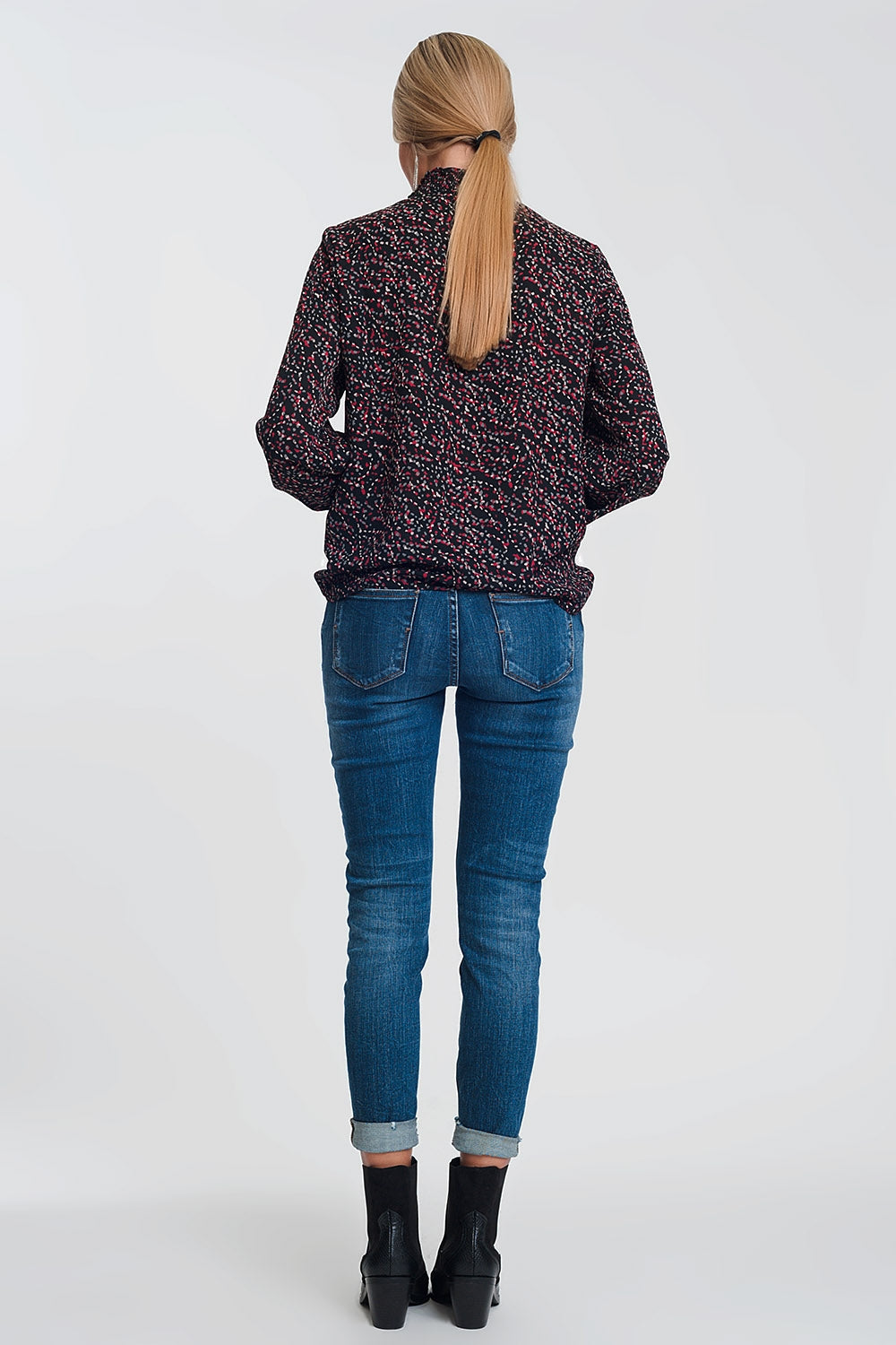 Calça jeans skinny escura lavada de cintura alta com detalhes rasgados
