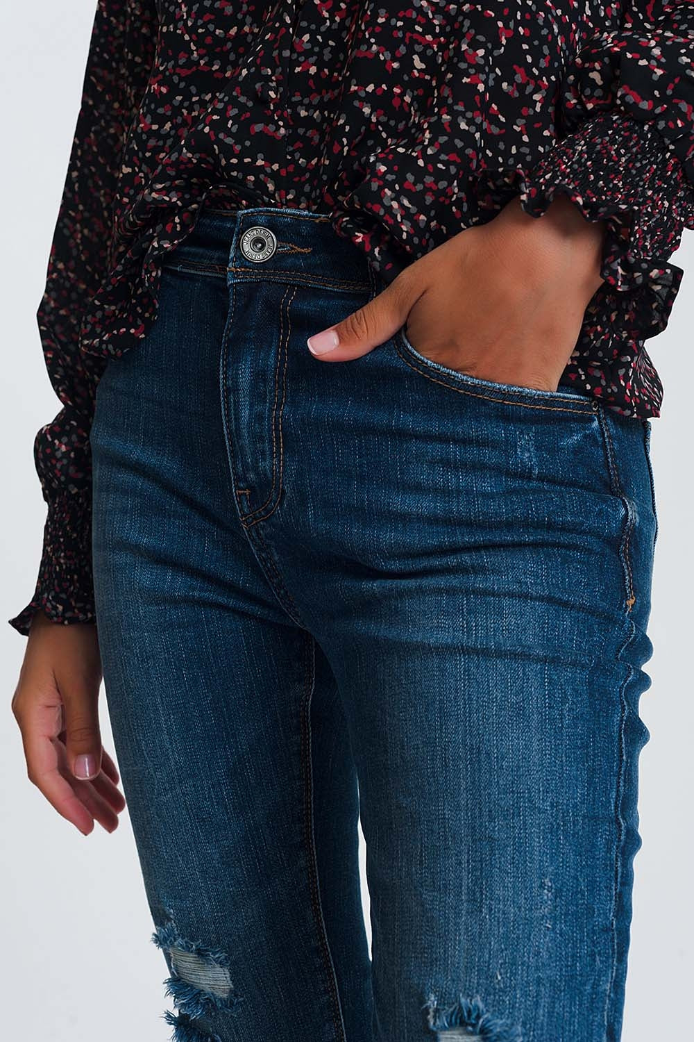Calça jeans skinny escura lavada de cintura alta com detalhes rasgados