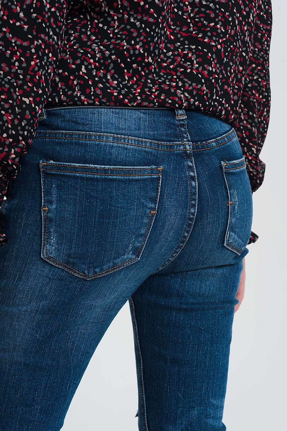 Calça jeans skinny escura lavada de cintura alta com detalhes rasgados