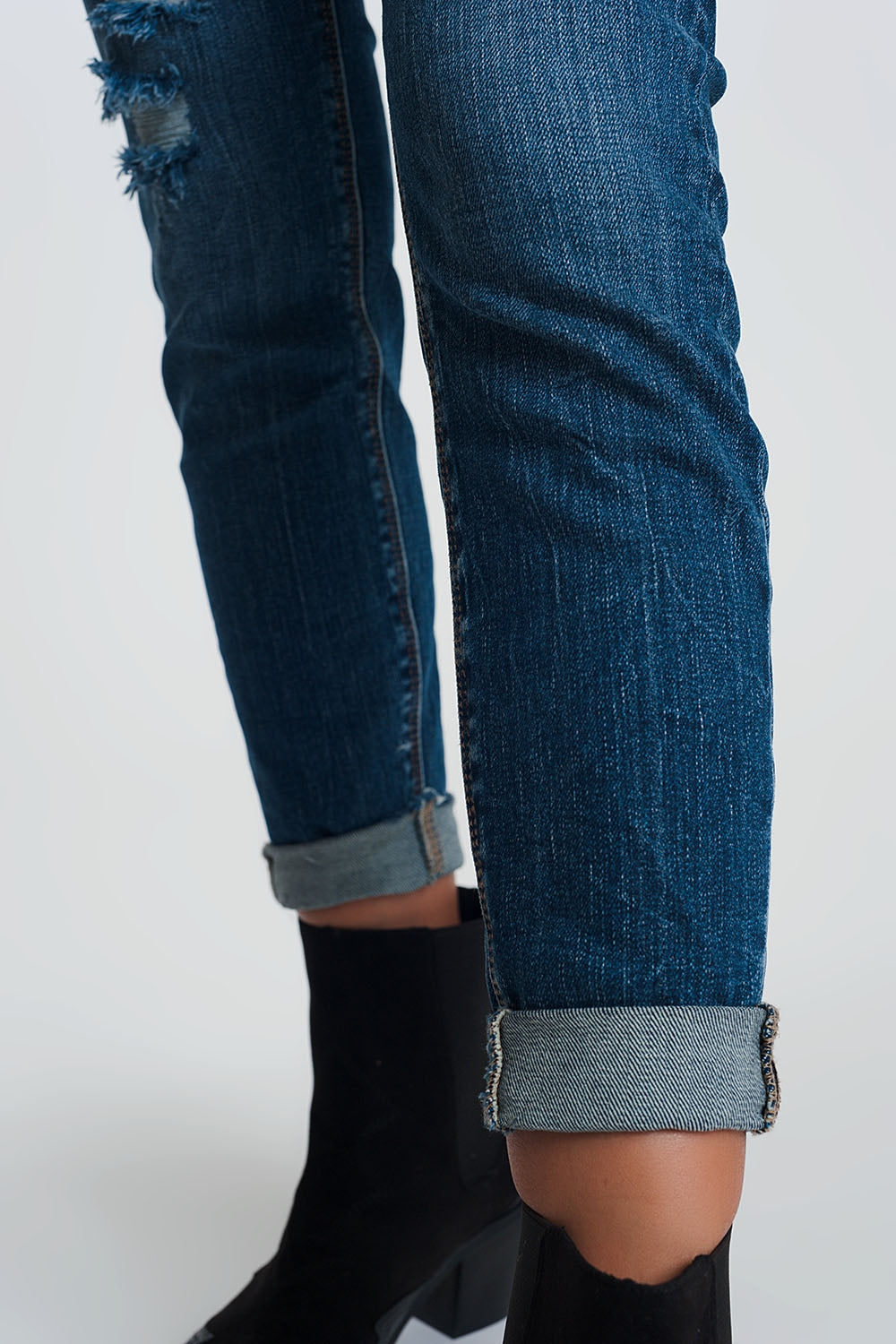 Calça jeans skinny escura lavada de cintura alta com detalhes rasgados