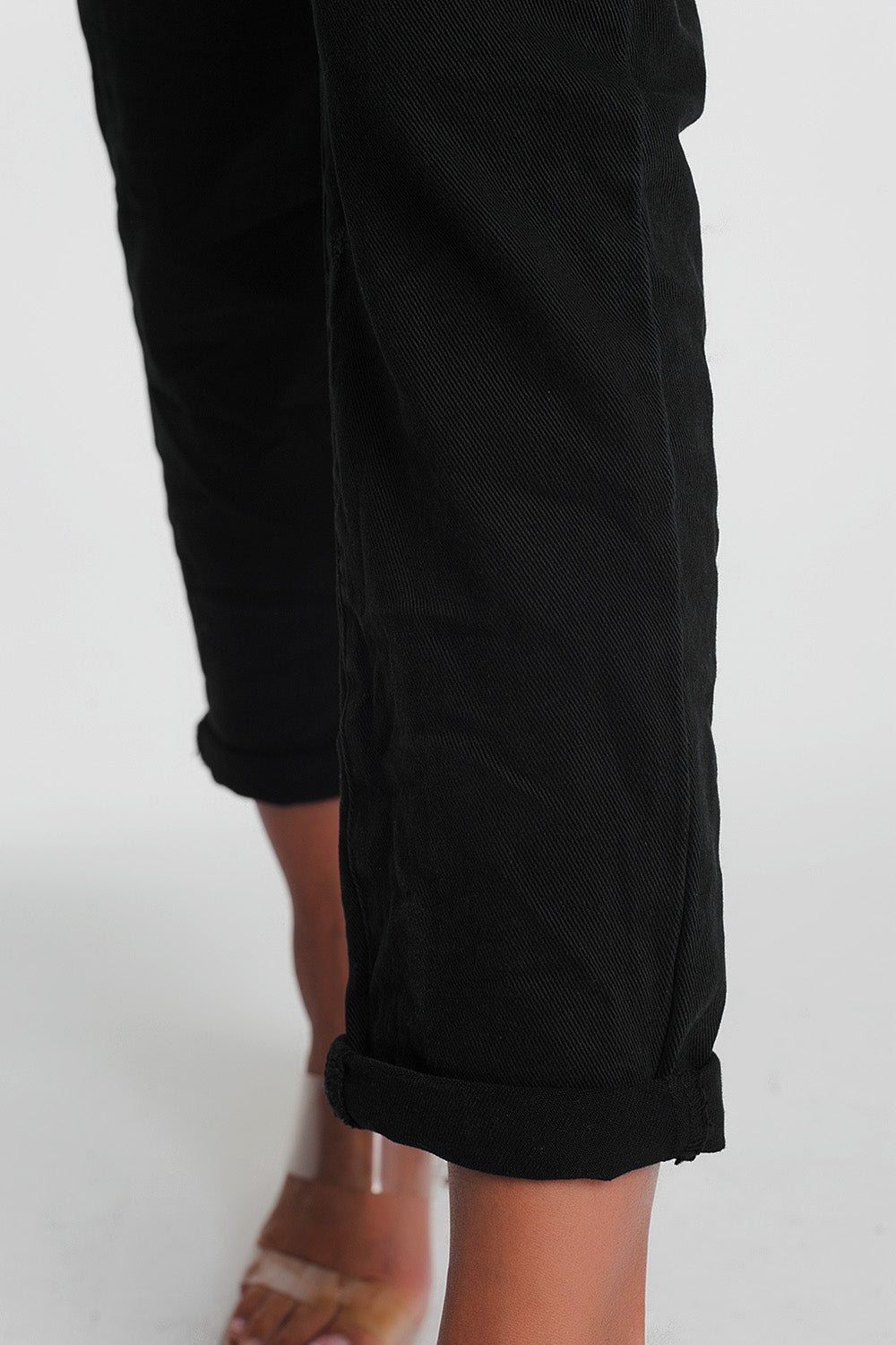 Jeans pretos retos de cintura alta