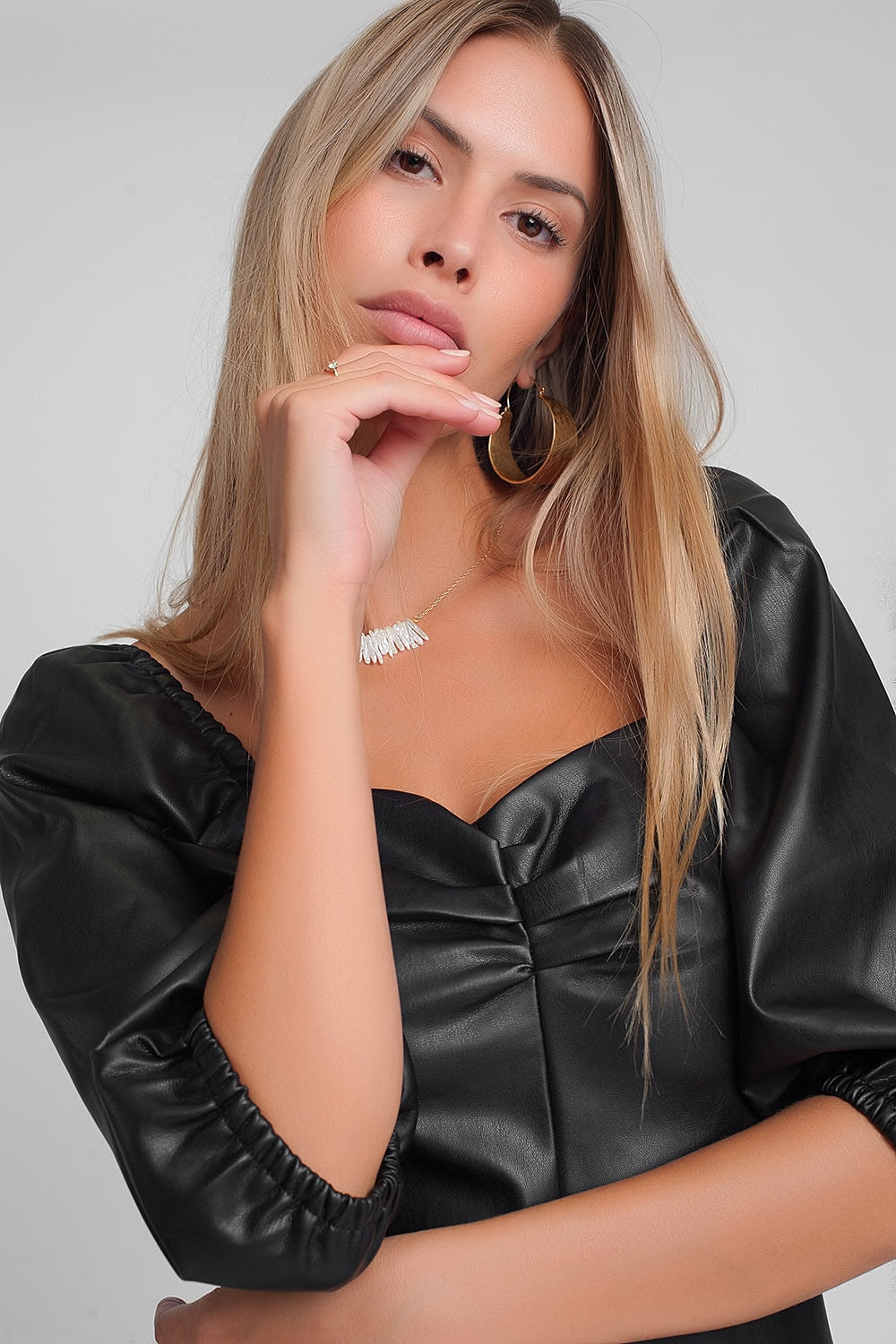 Vestido curto com mangas bufantes em couro sintético preto