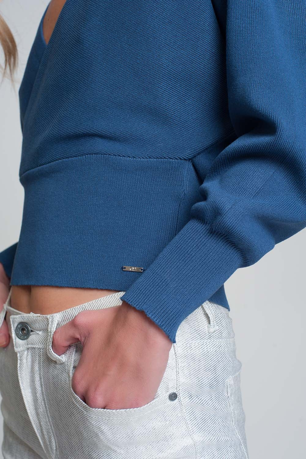 Camisola de malha com gola em V envolvida em azul