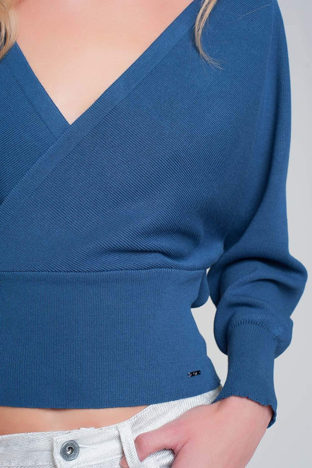 Camisola de malha com gola em V envolvida em azul