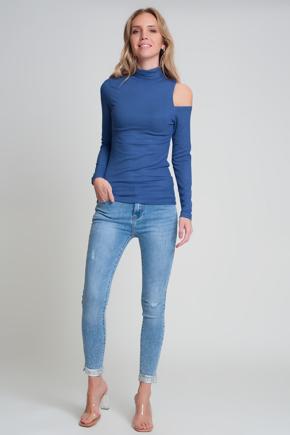 Camisola azul com um ombro aberto e gola alta