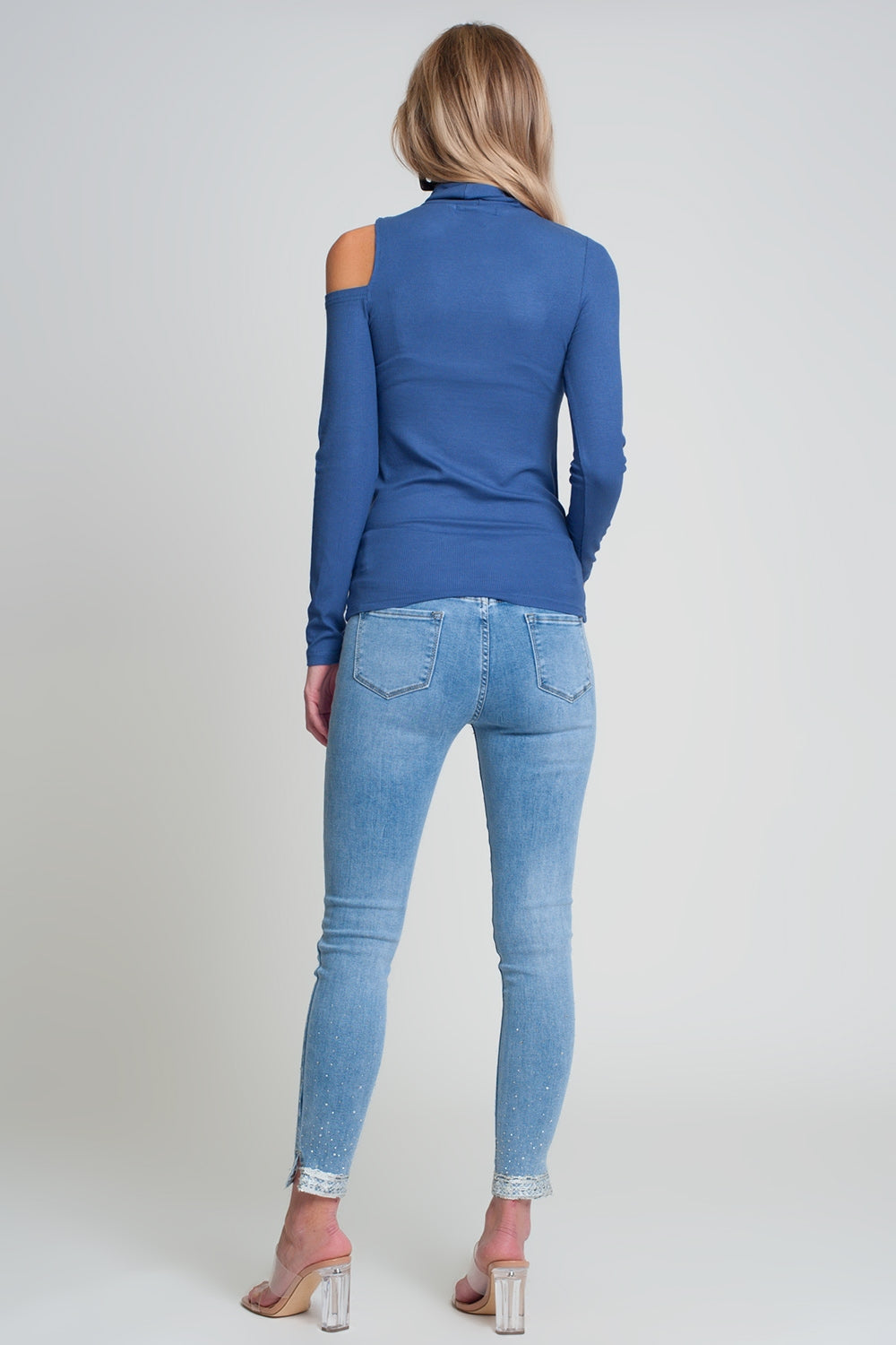 Camisola azul com um ombro aberto e gola alta