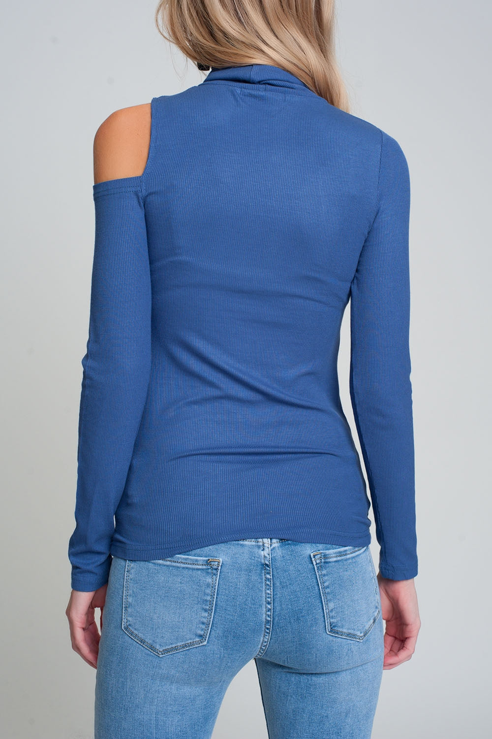 Camisola azul com um ombro aberto e gola alta