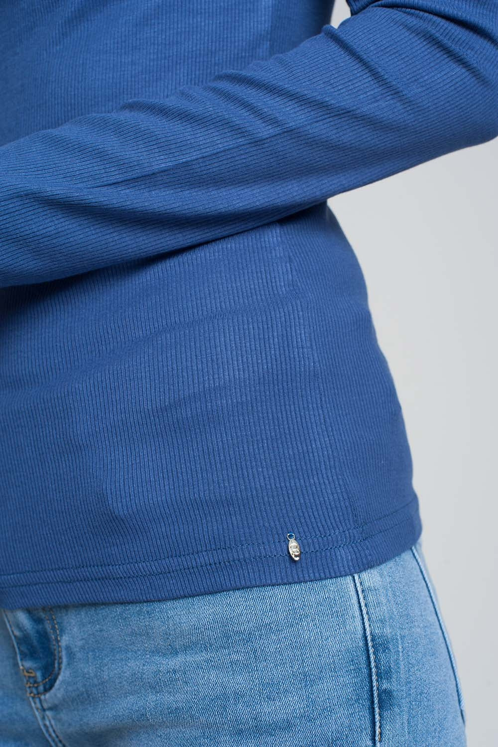Camisola azul com um ombro aberto e gola alta