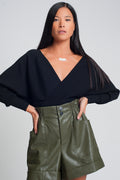Camisola de malha com gola em V envolvida em preto