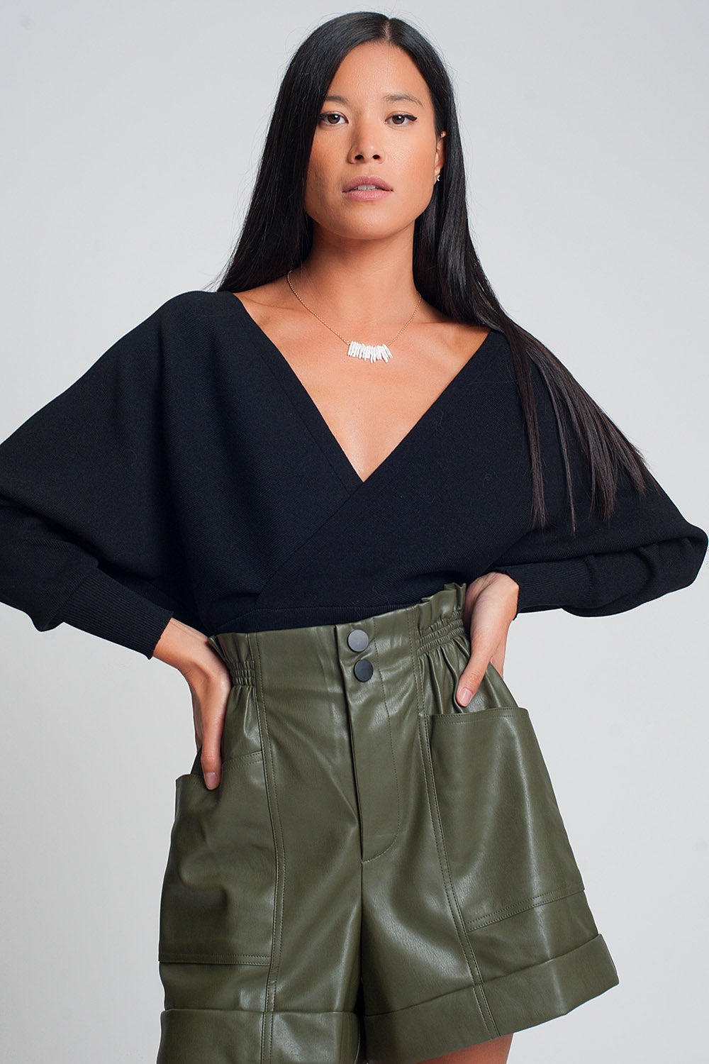Camisola de malha com gola em V envolvida em preto