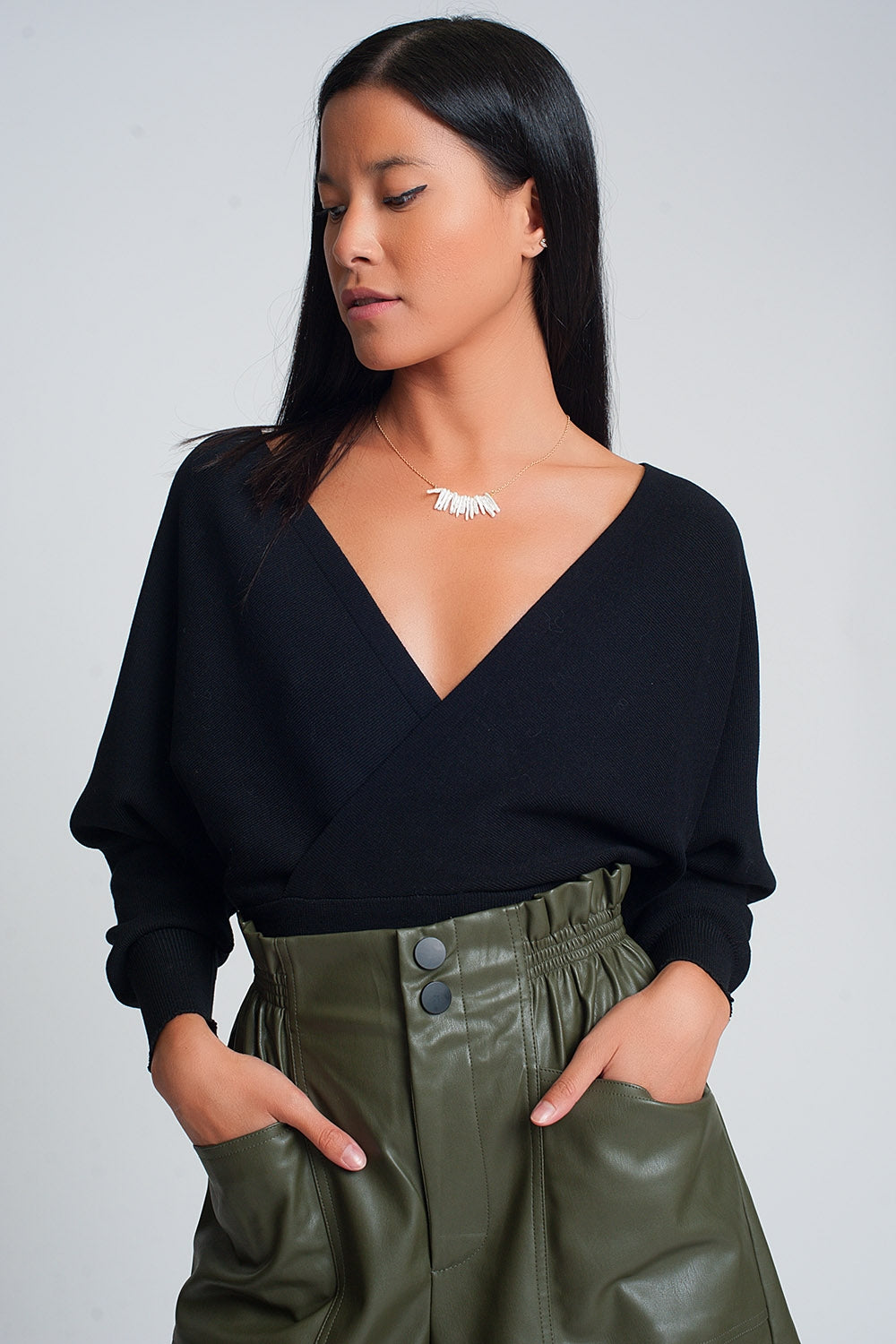 Camisola de malha com gola em V envolvida em preto