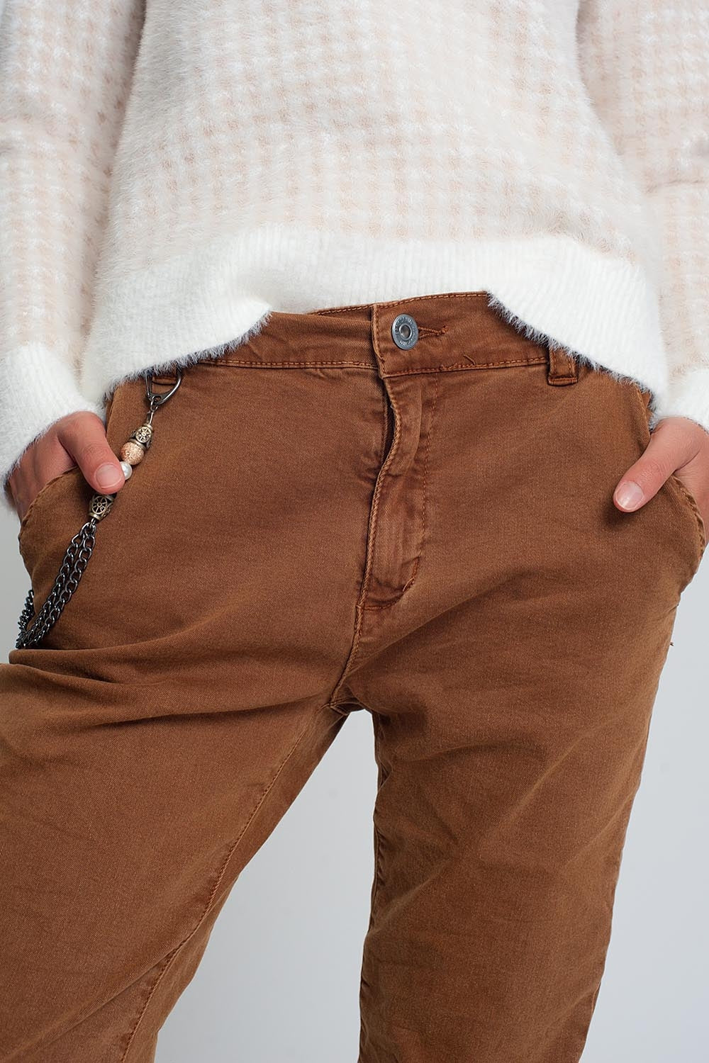 Calça com elástico na parte inferior e corrente marrom