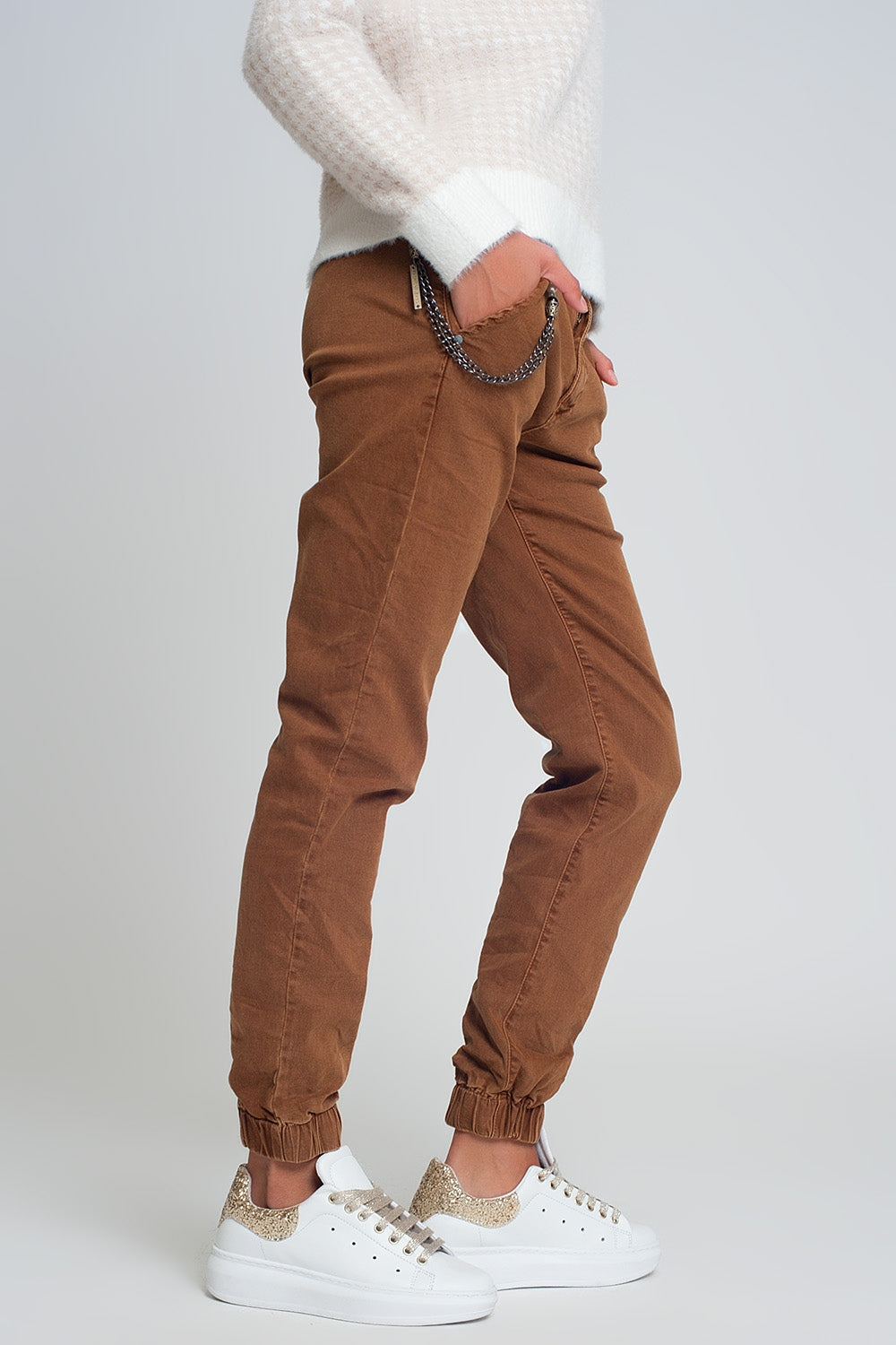 Calça com elástico na parte inferior e corrente marrom