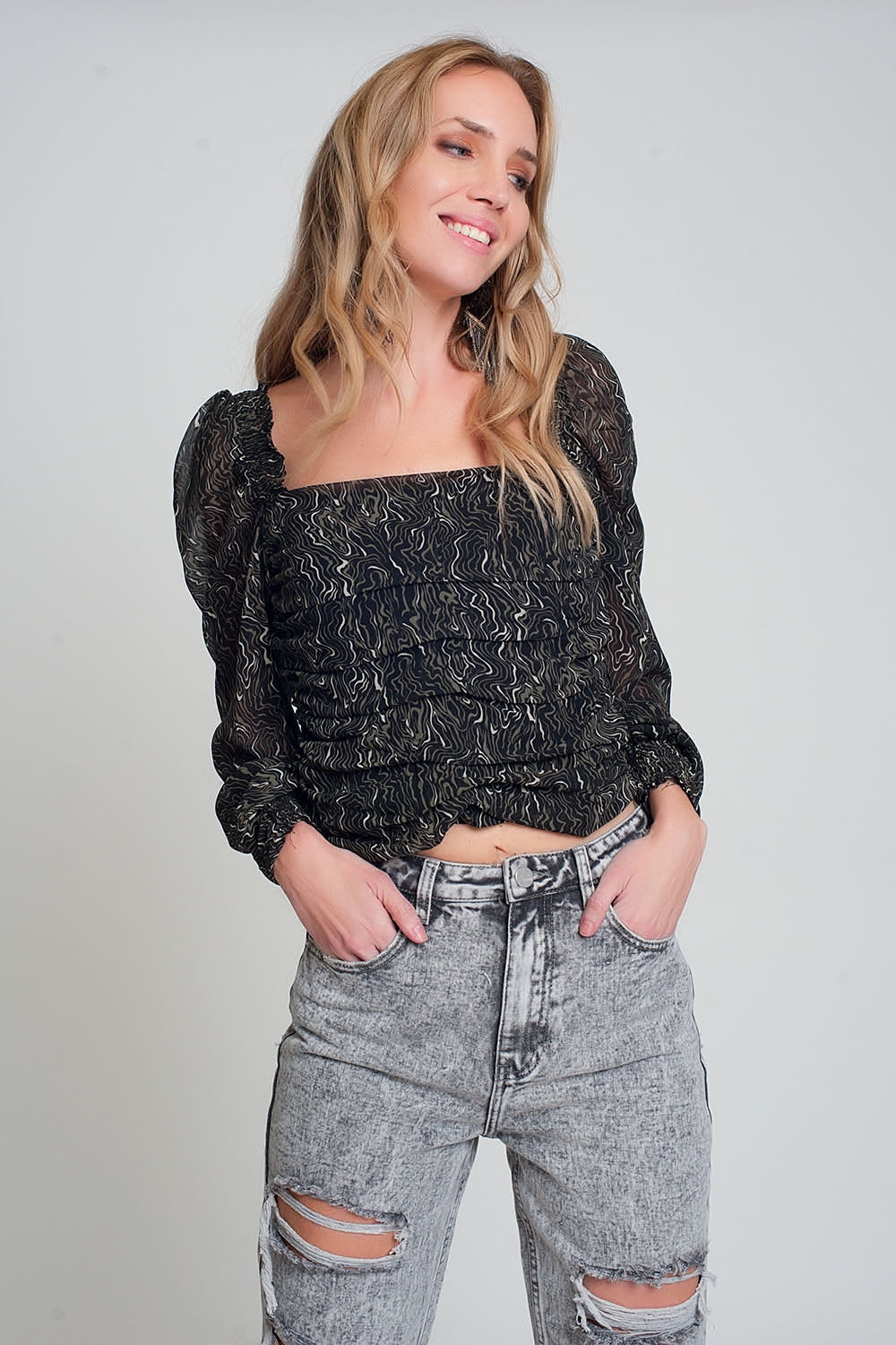 Blusa transparente de manga comprida estampada em preto com punhos elásticos