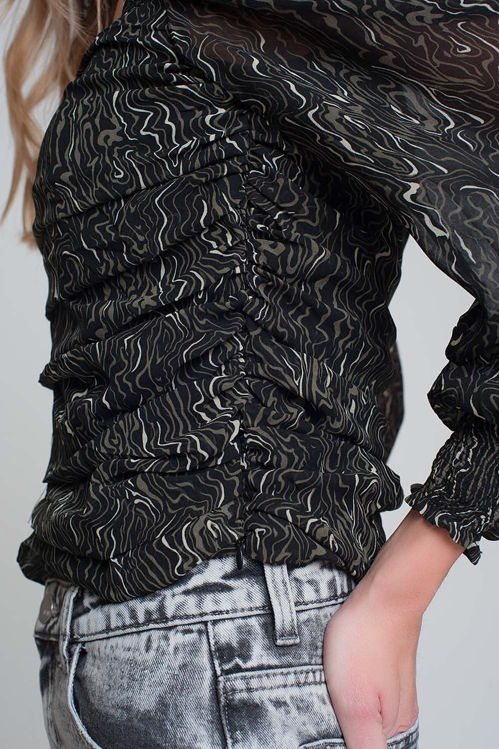 Blusa transparente de manga comprida estampada em preto com punhos elásticos