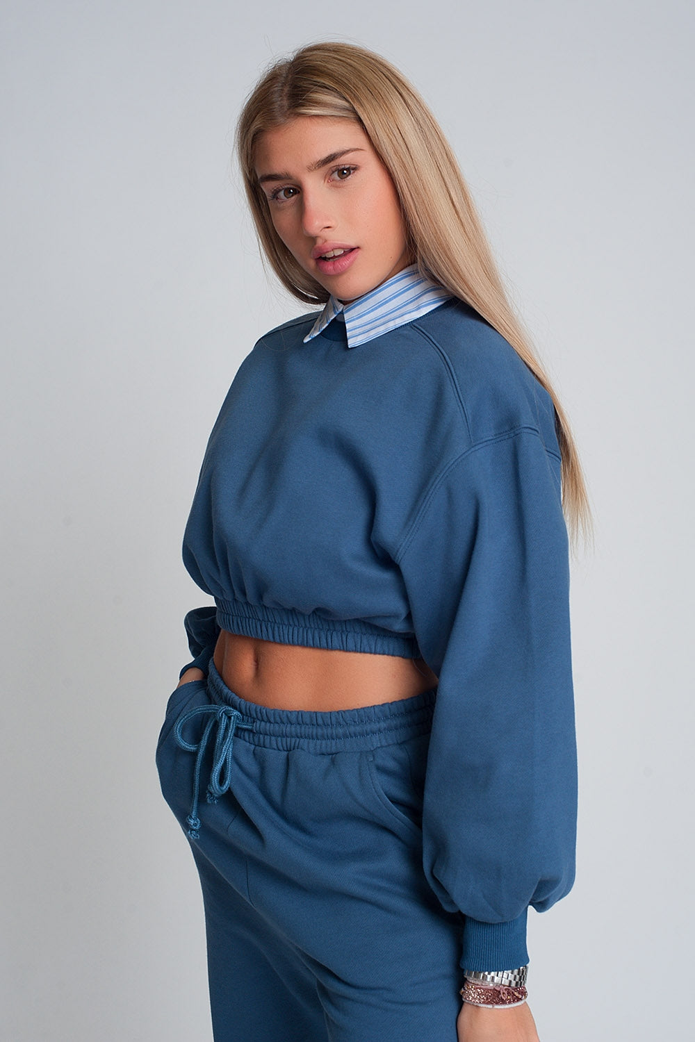 Camisola desportiva curta em azul