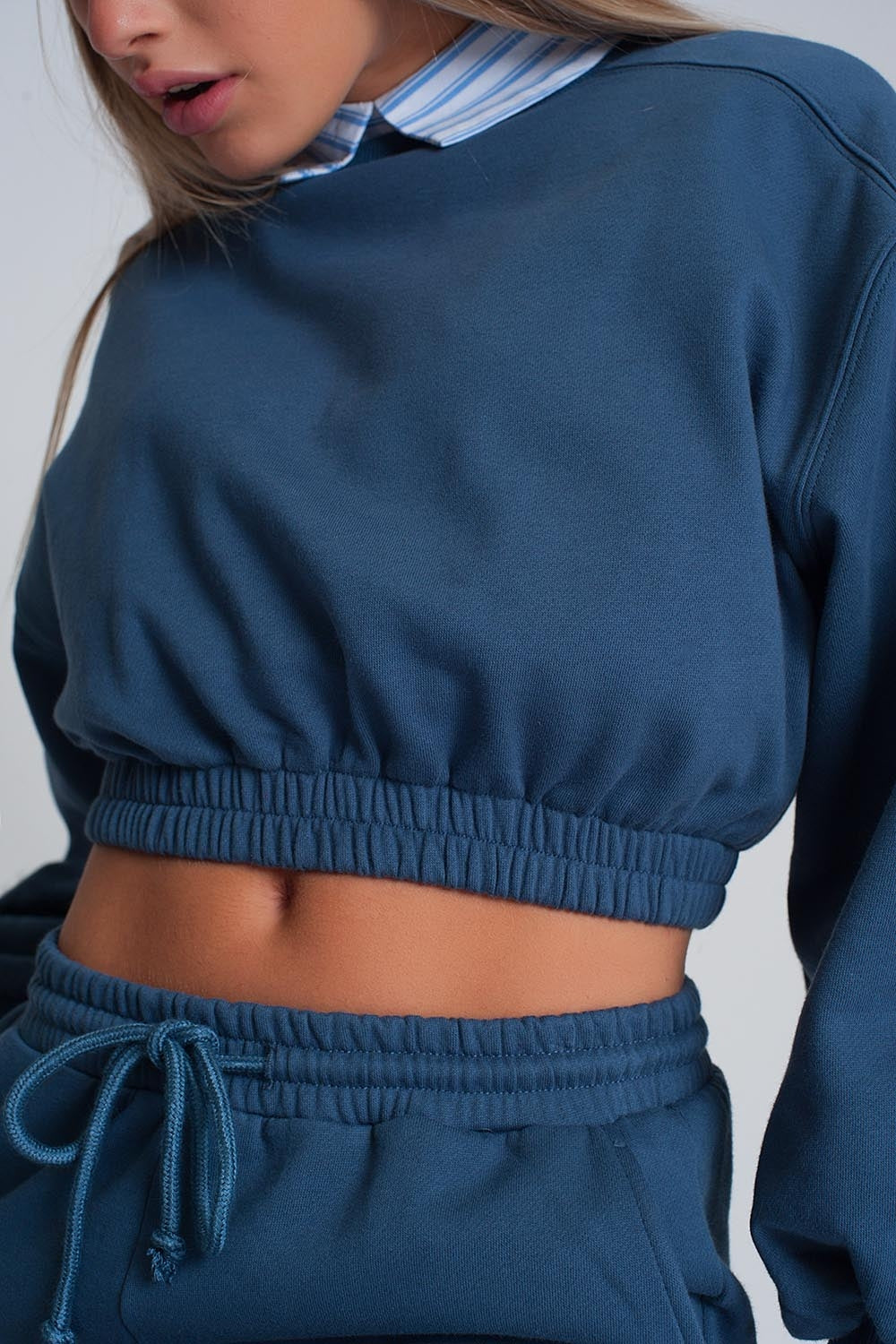 Camisola desportiva curta em azul