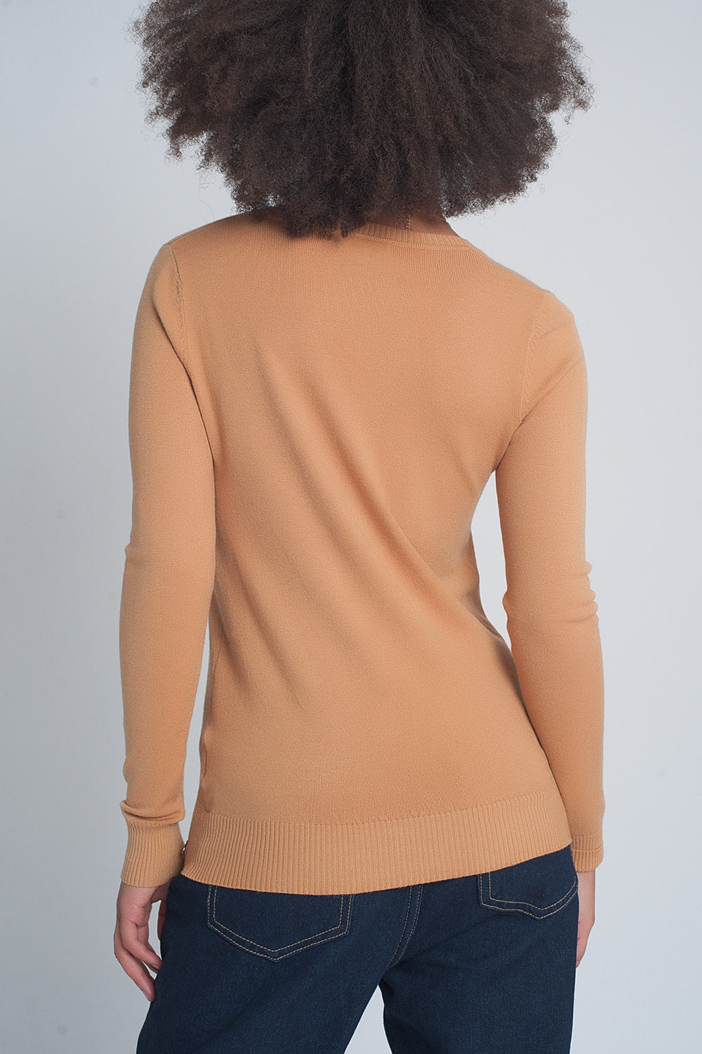 Camisola básica em camelo com decote em V macio