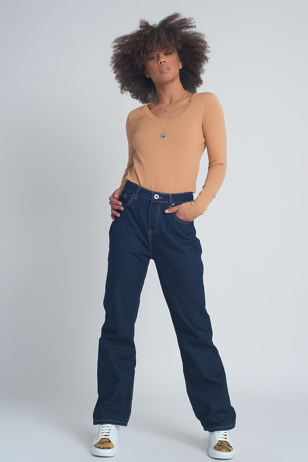 Camisola básica em camelo com decote em V macio
