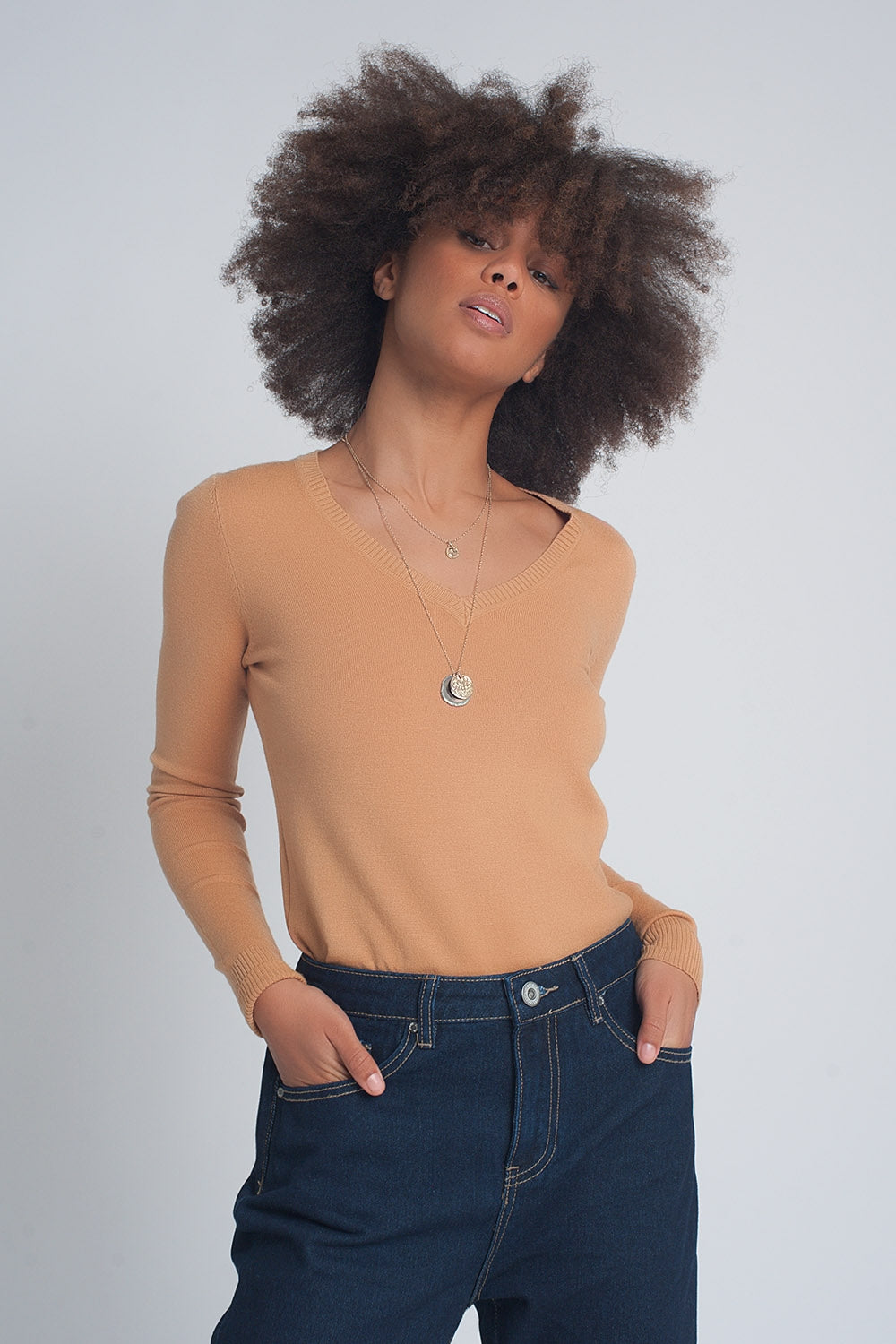 Camisola básica em camelo com decote em V macio