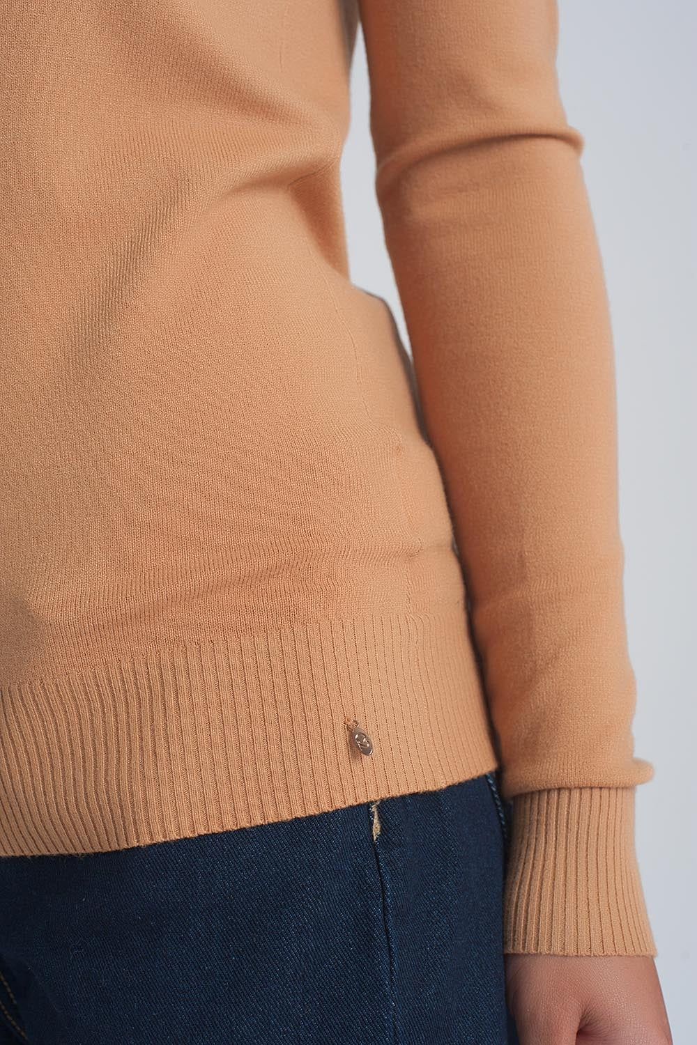 Camisola básica em camelo com decote em V macio