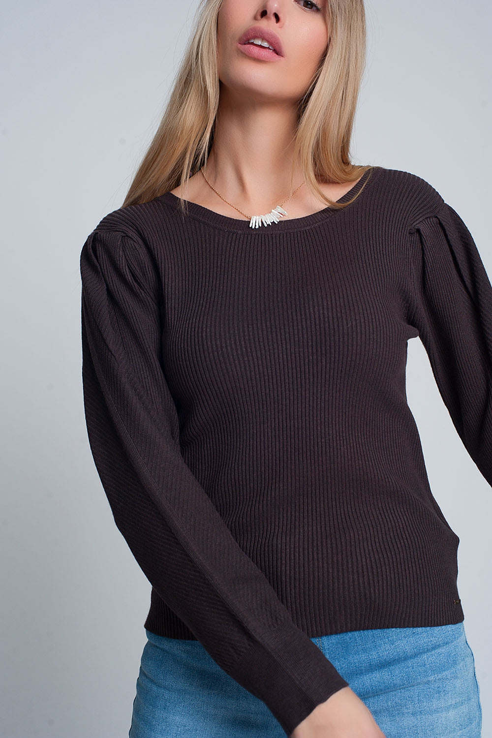 Camisola castanha de manga comprida e folhos nos ombros