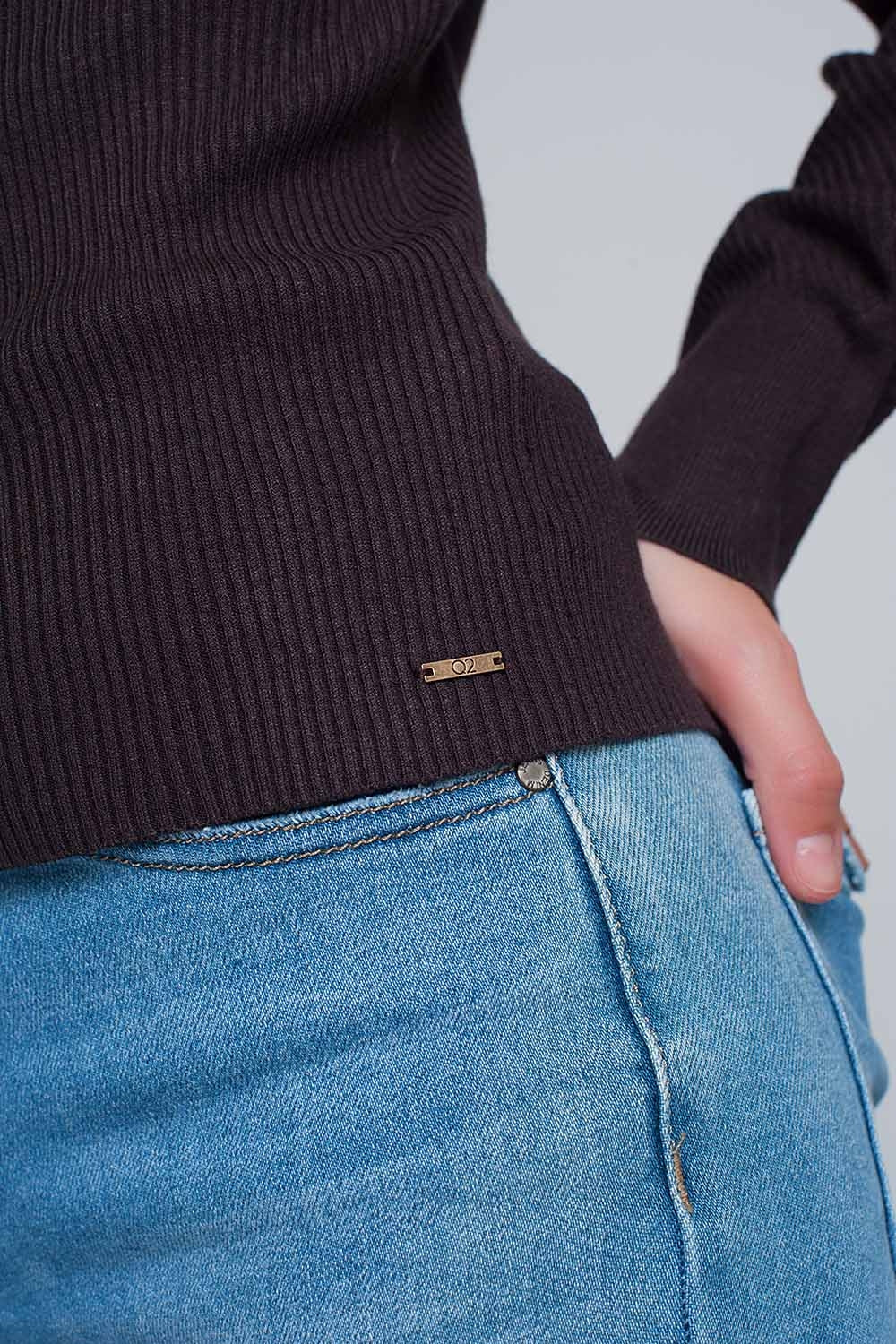 Camisola castanha de manga comprida e folhos nos ombros