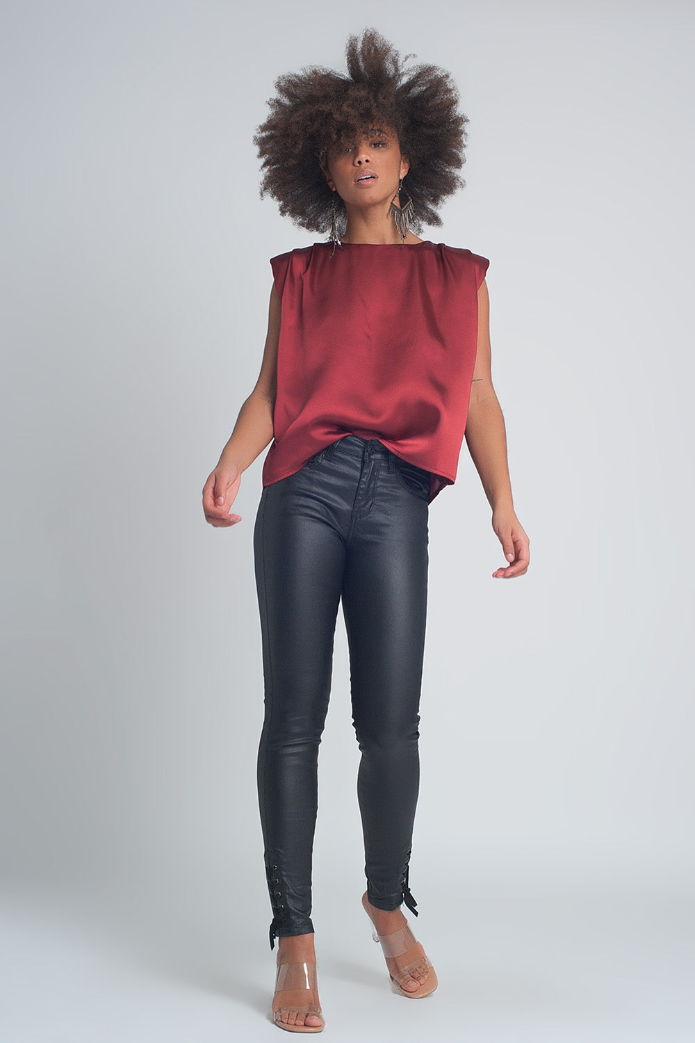Top sem mangas vermelho com ombreiras e desenho em cetim
