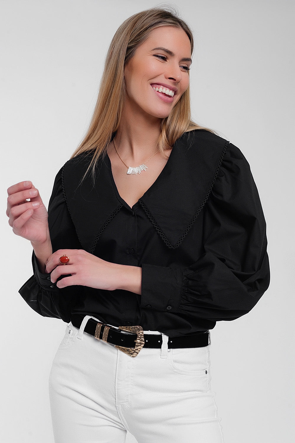 Camisa preta com colarinho extra grande