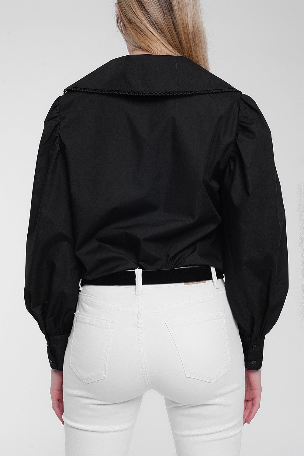 Camisa preta com colarinho extra grande