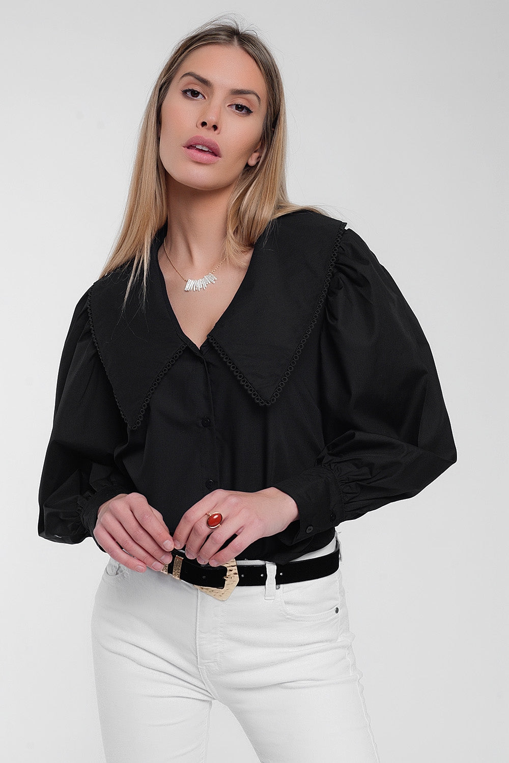 Camisa preta com colarinho extra grande