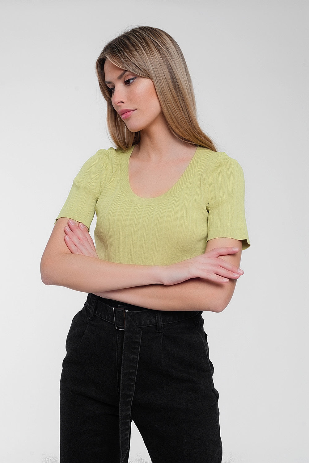 Camisola de manga curta verde com pescoço grande