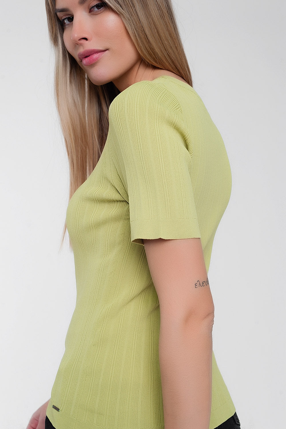 Camisola de manga curta verde com pescoço grande