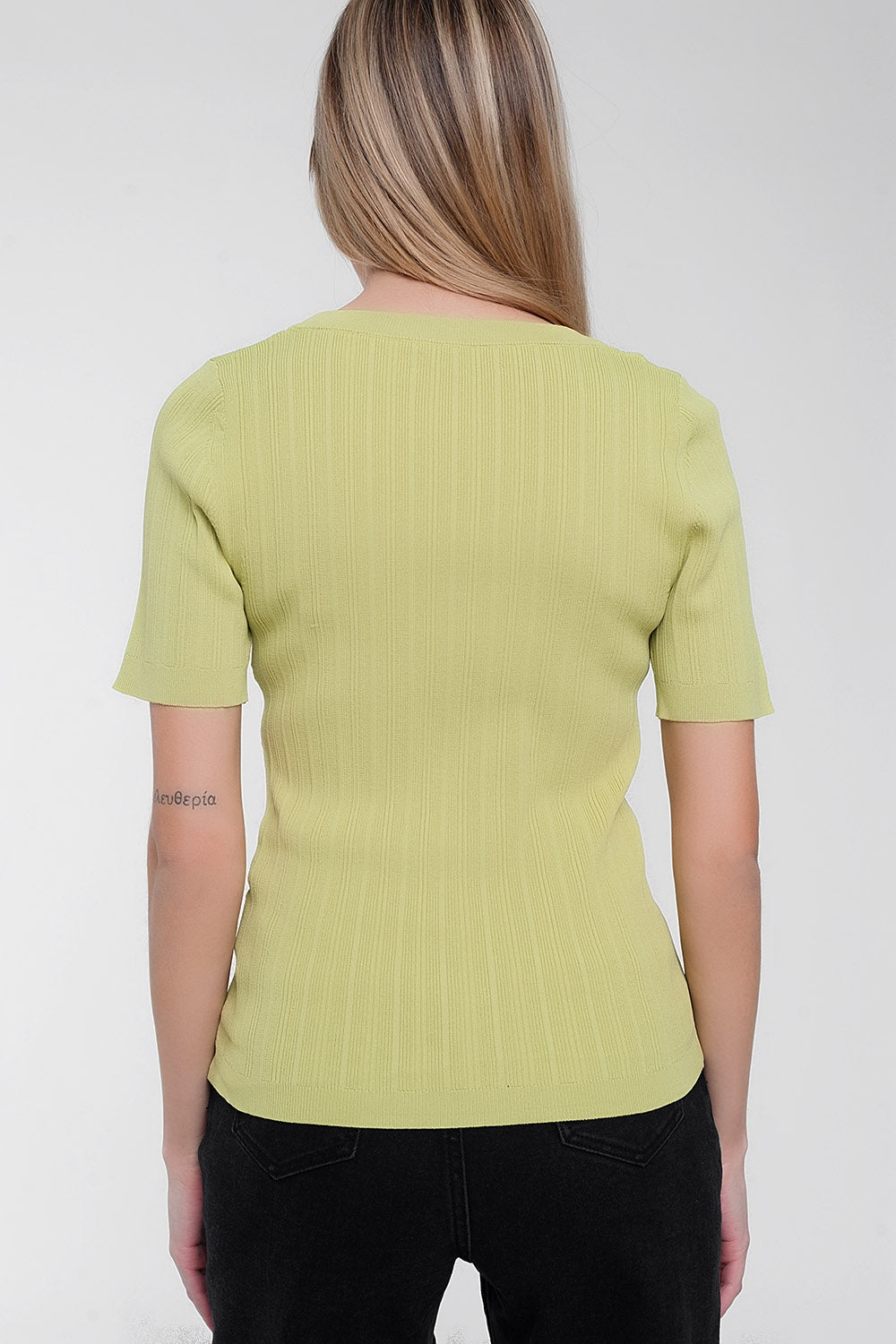 Camisola de manga curta verde com pescoço grande