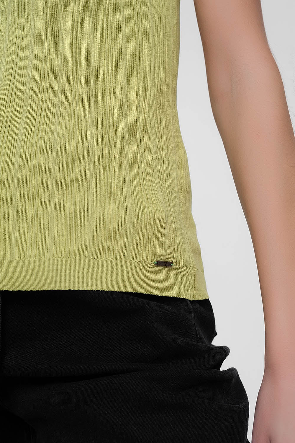 Camisola de manga curta verde com pescoço grande