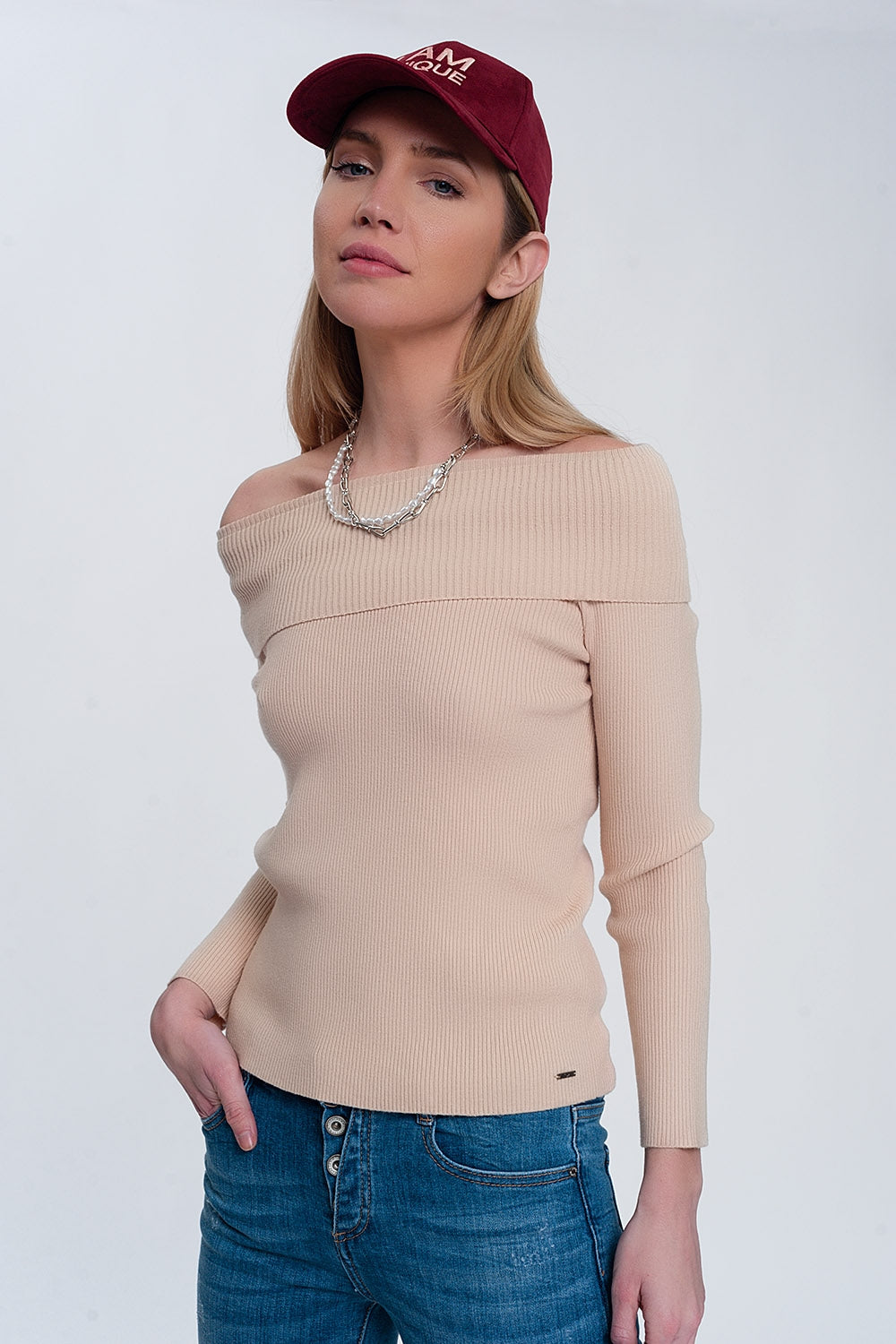 Camisola com decote Bardot de cor beige