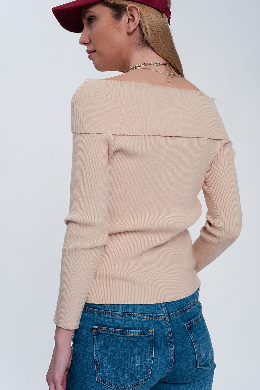 Camisola com decote Bardot de cor beige
