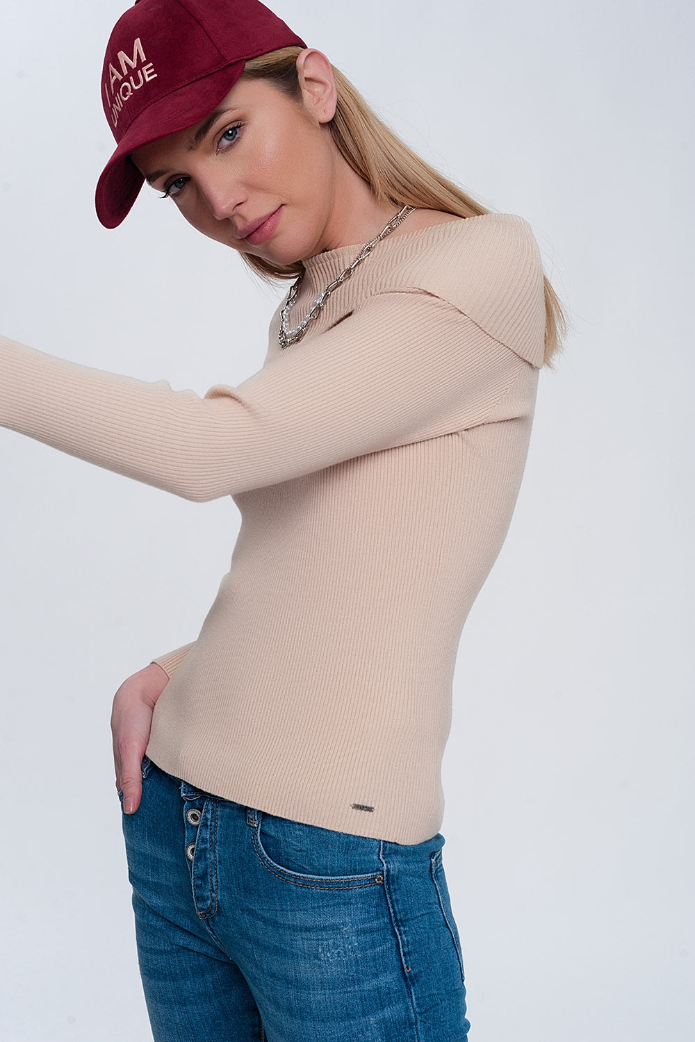 Camisola com decote Bardot de cor beige