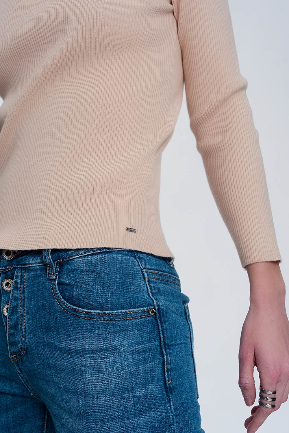 Camisola com decote Bardot de cor beige