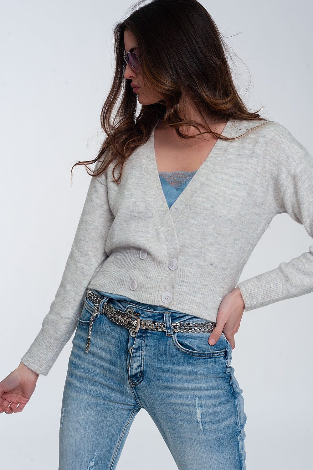 Cardigan curto de malha cinza claro com botões dianteiros