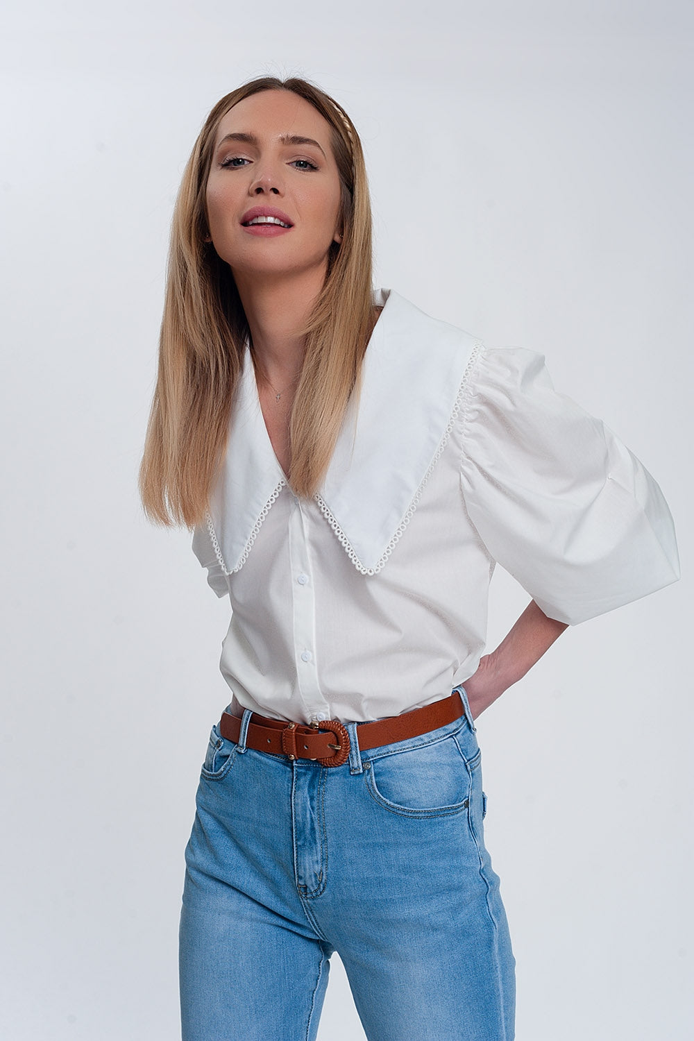 Camisa branca com colarinho extra grande