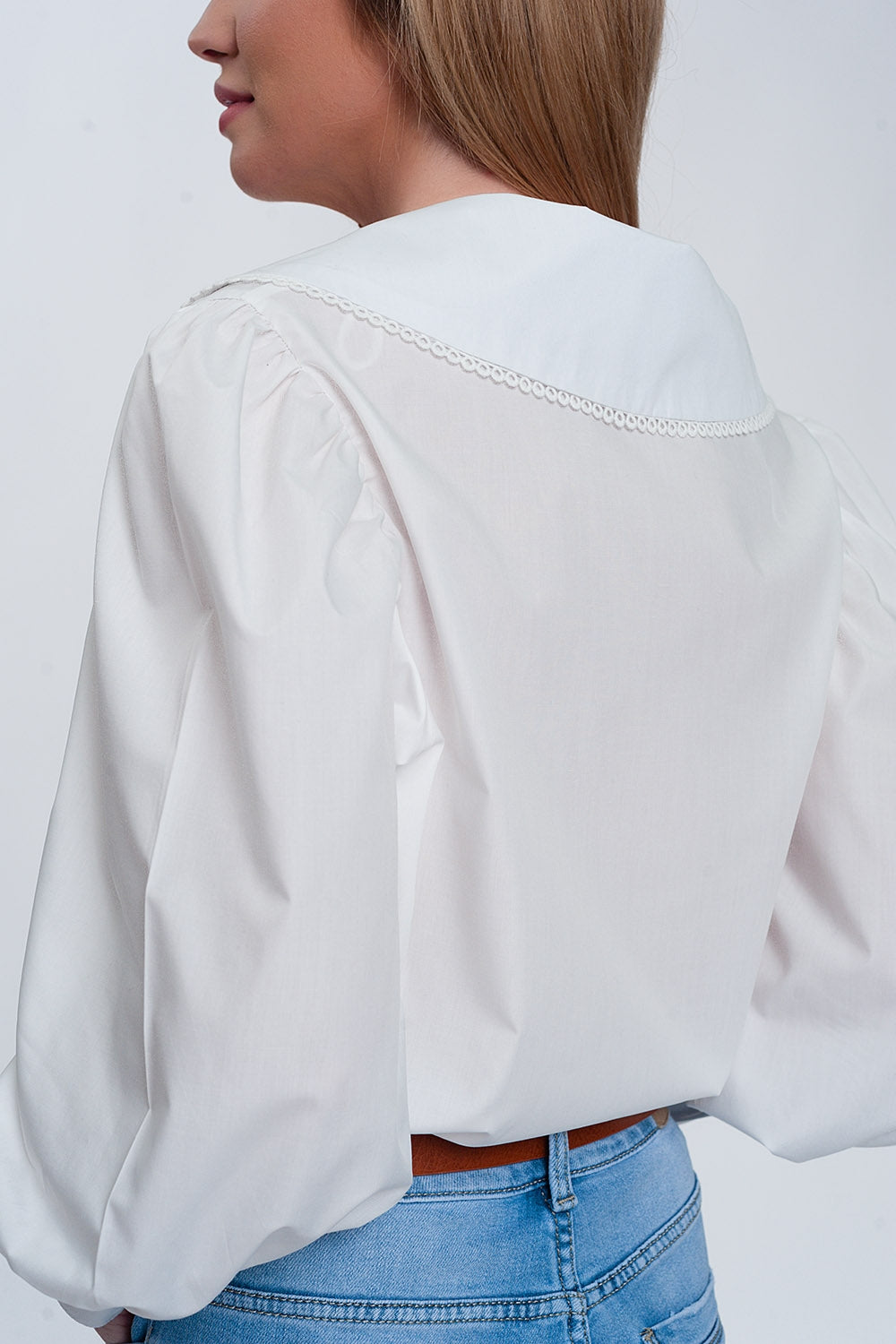 Camisa branca com colarinho extra grande