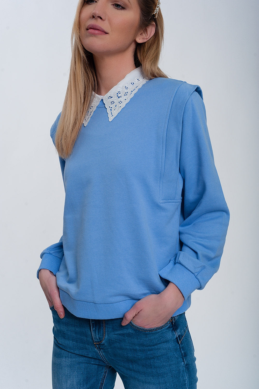 Camisola com detalhes do ombro em azul