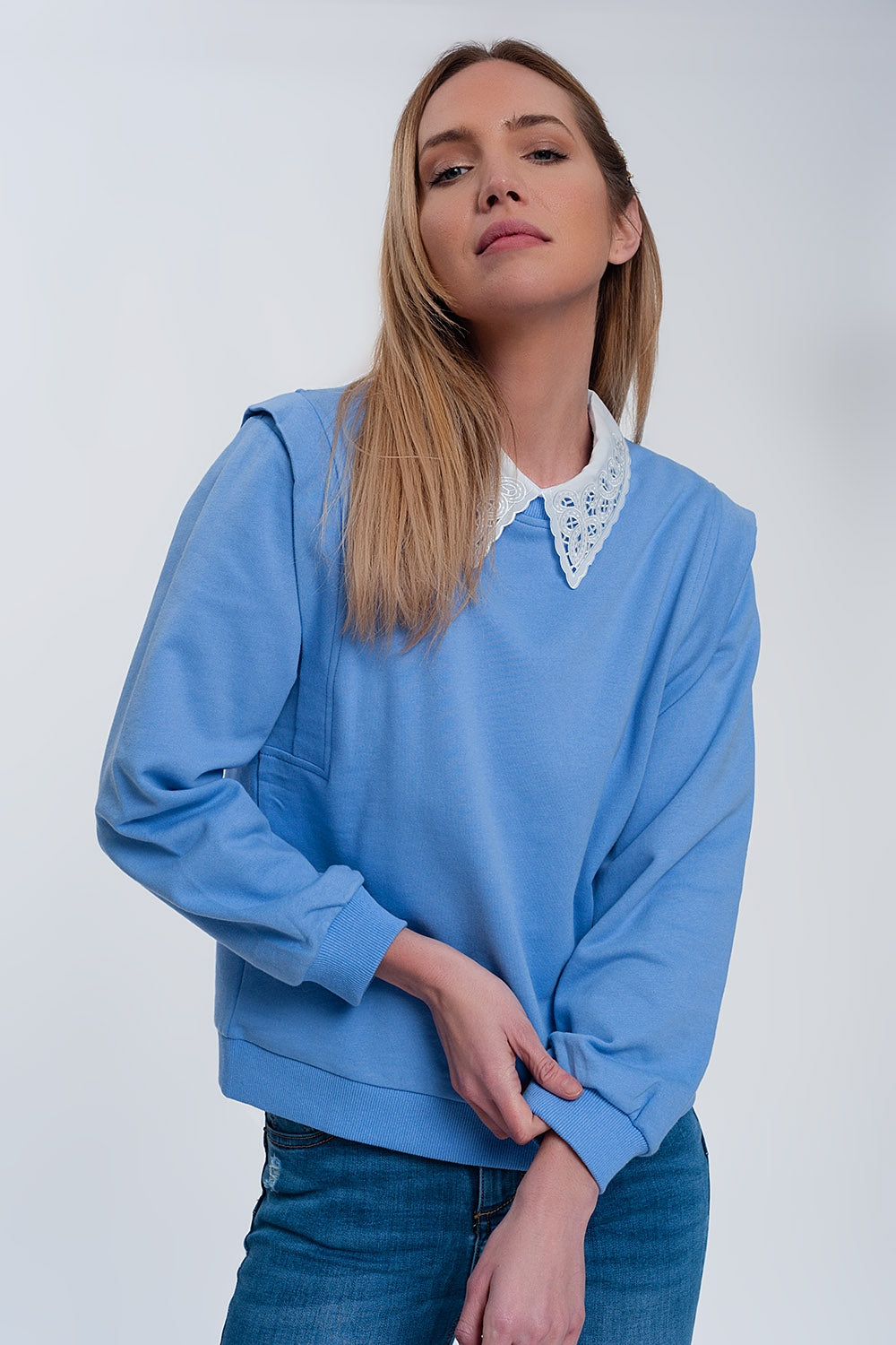 Camisola com detalhes do ombro em azul
