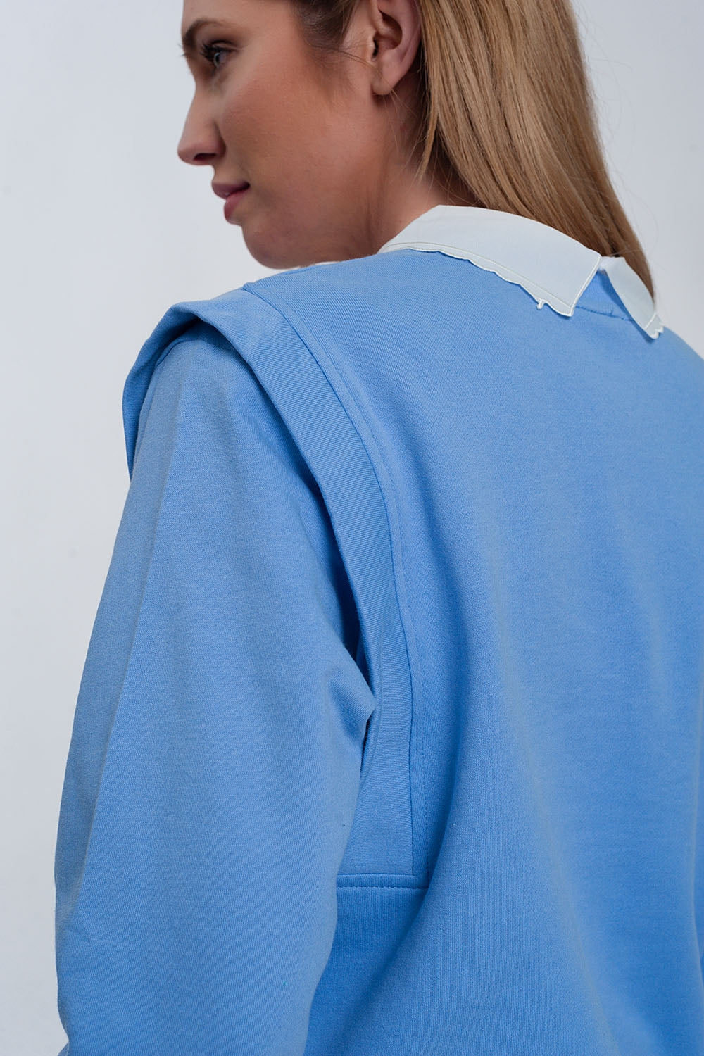 Camisola com detalhes do ombro em azul