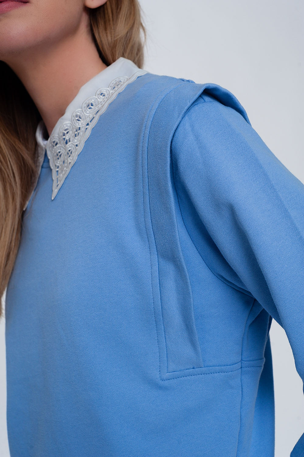 Camisola com detalhes do ombro em azul