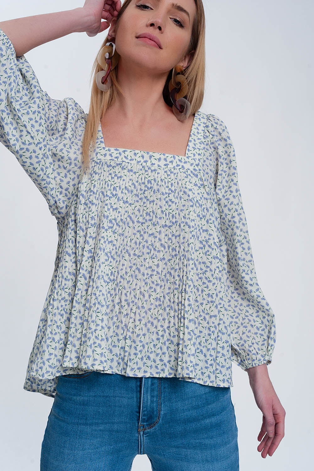 Top floral azul com decote quadrado e mangas insufláveis