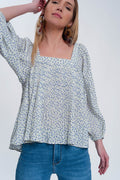 Top floral azul com decote quadrado e mangas insufláveis