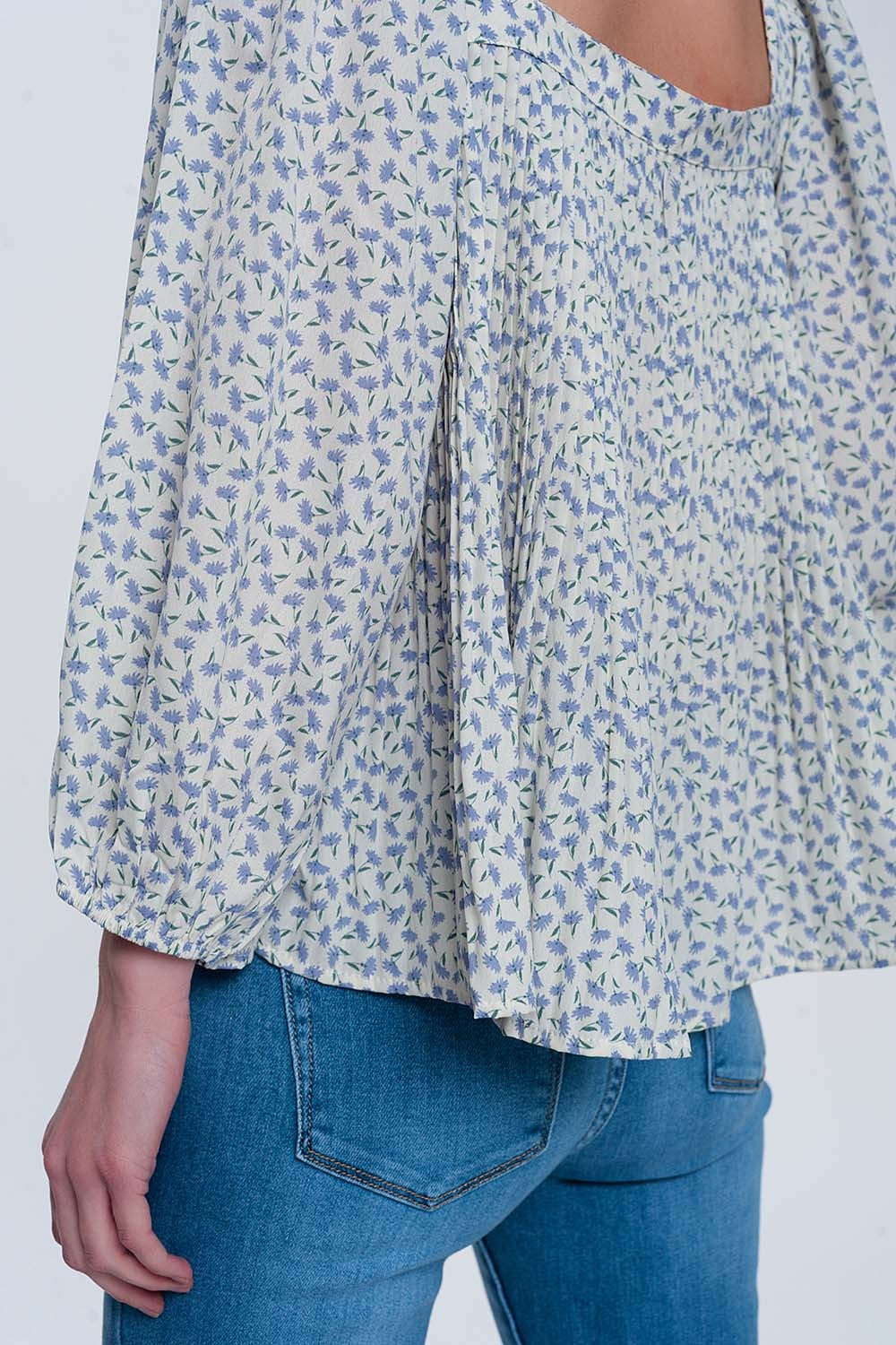 Top floral azul com decote quadrado e mangas insufláveis